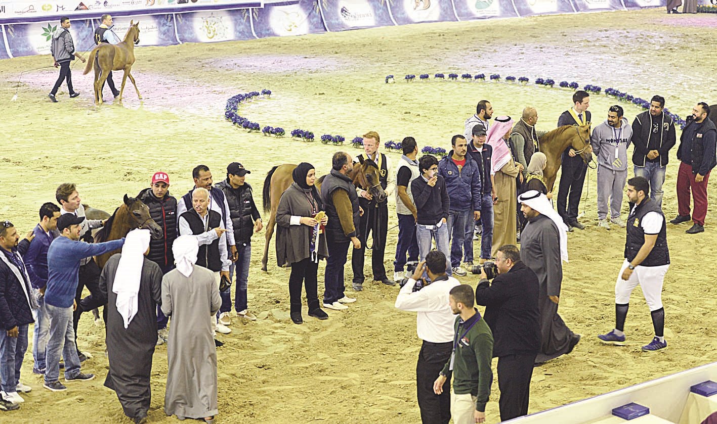 الجمهور يتابع فعاليات المسابقة