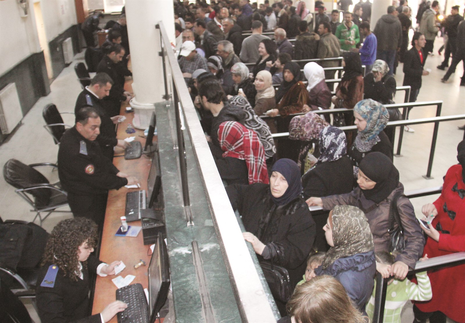 ازدحام النازحين عند نقطة الحدود السورية - اللبنانية