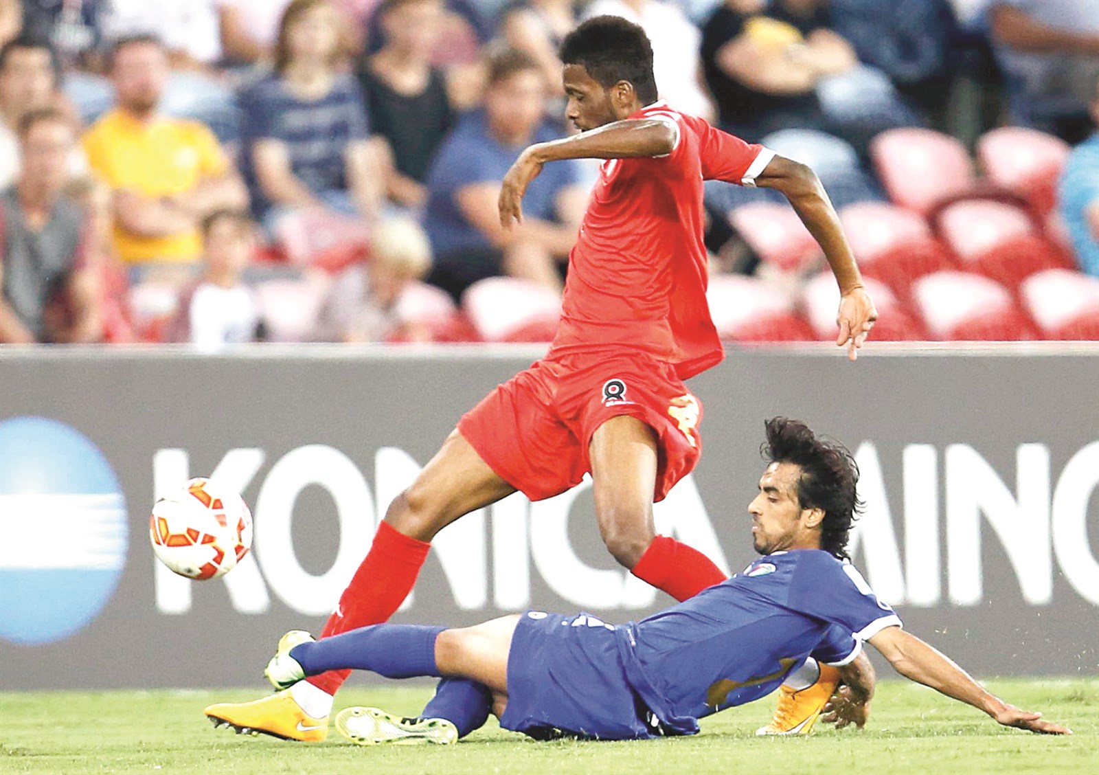 علي مقصيد يحاول إبعاد الكرة من أمام عيد الفارسي  (رويترز)