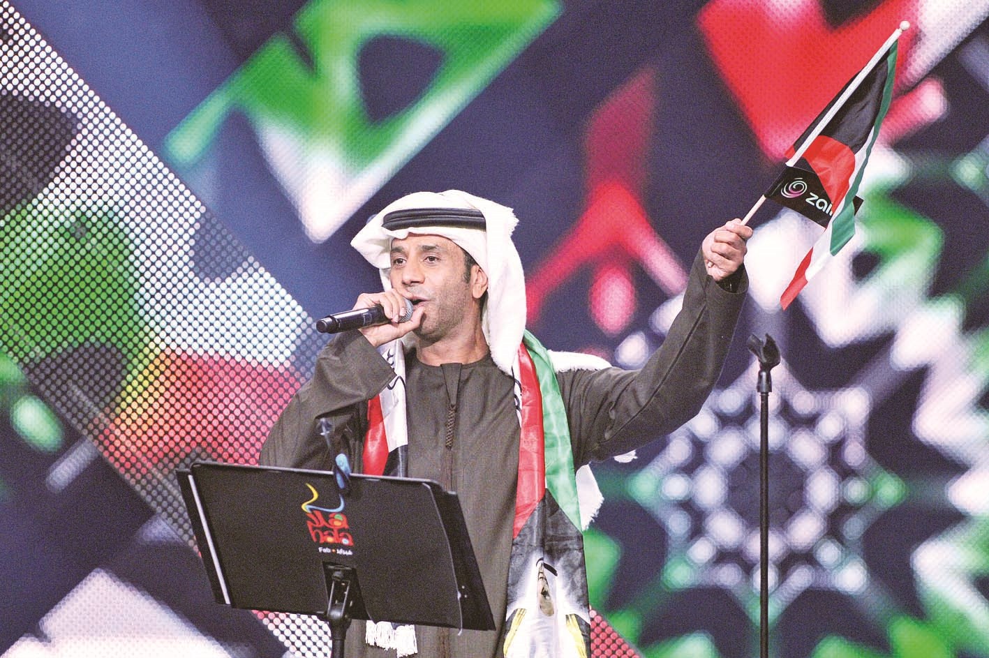 فايز السعيد يغنّي للكويت (تصوير جاسم بارون)