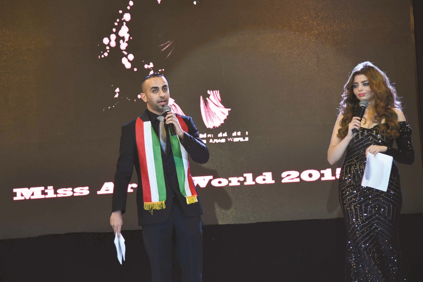 الزميل جاسم الناصر ومذيعة مصرية قدمّا الحفل الختامي