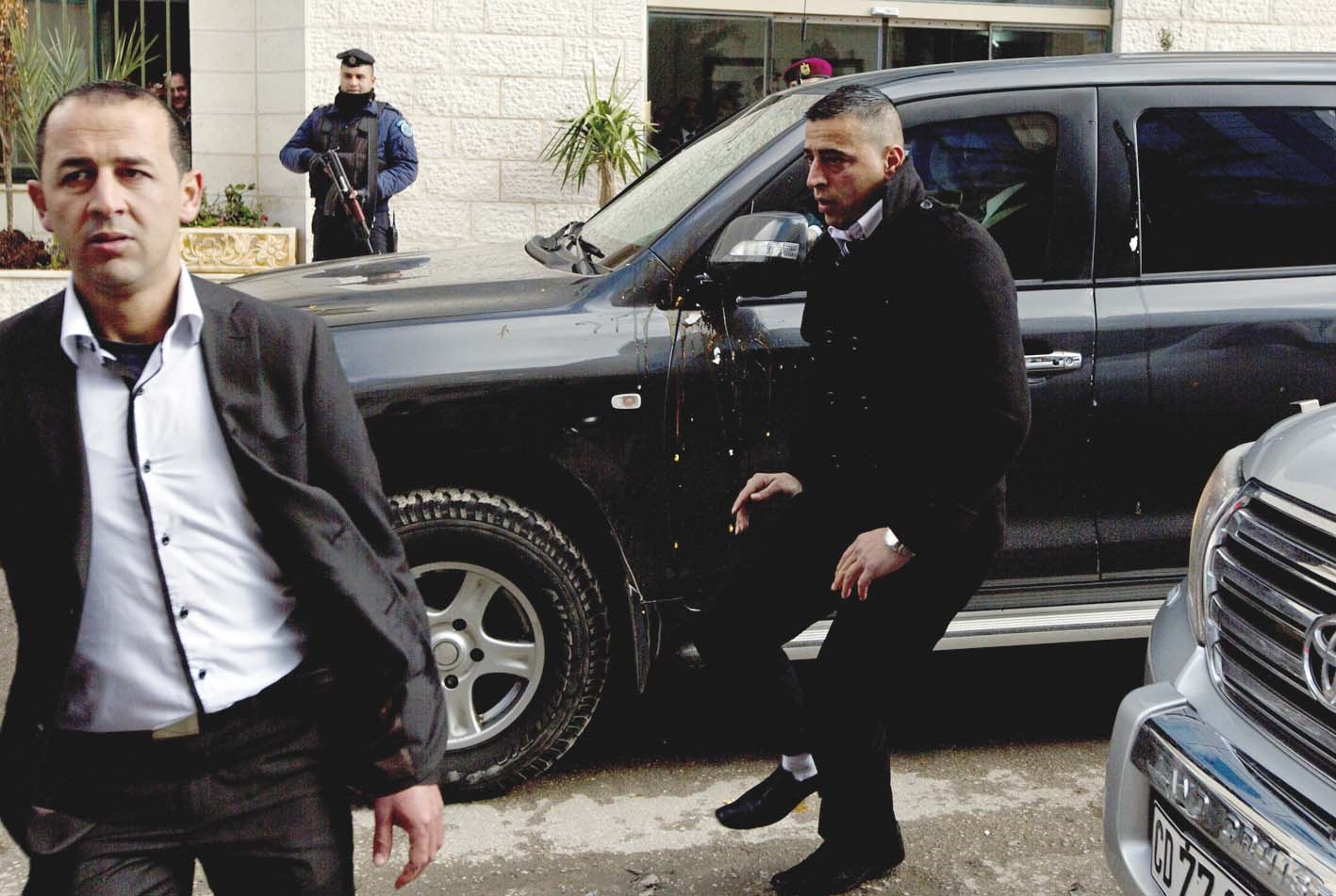 u0633u064au0627u0631u0629 u0648u0632u064au0631 u0627u0644u062eu0627u0631u062cu064au0629 u0627u0644u0643u0646u062fu064a u0628u0639u062f u062au0639u0631u0636u0647u0627 u0644u0644u0631u0634u0642 u0628u0627u0644u0628u064au0636 u0641u064a u0631u0627u0645 u0627u0644u0644u0647 u0623u0645u0633b ( u0627 u0628 )