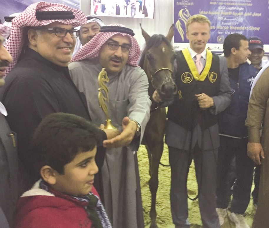 علي مطر الواوان مع طلال المحري خلال تسلّمه إحدى الجوائز