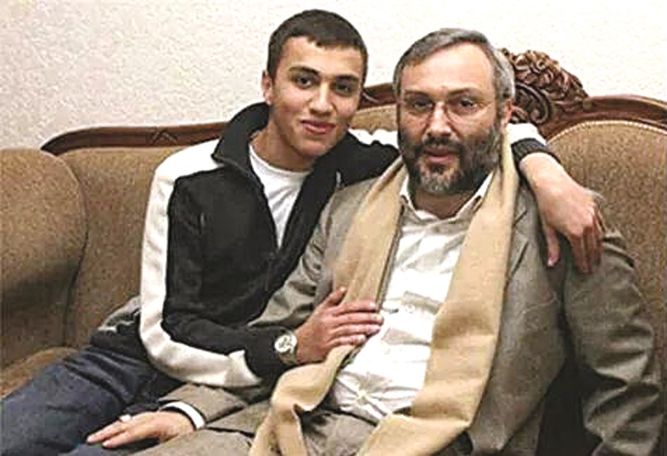 u062cu0647u0627u062f u0645u0639 u0648u0627u0644u062fu0647 u0639u0645u0627u062f u0645u063au0646u064au0629 u0641u064a u0644u0642u0637u0629 u0623u0631u0634u064au0641u064au0629