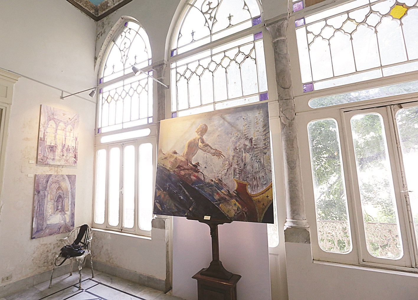 بين الخارج والداخل... مئات السنين ولوحة