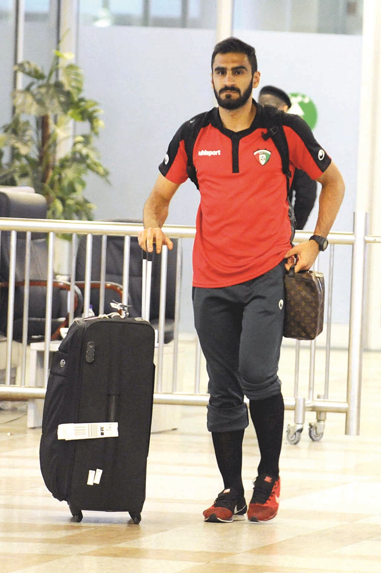 الحارس سليمان عبدالغفور يسير وحيداً