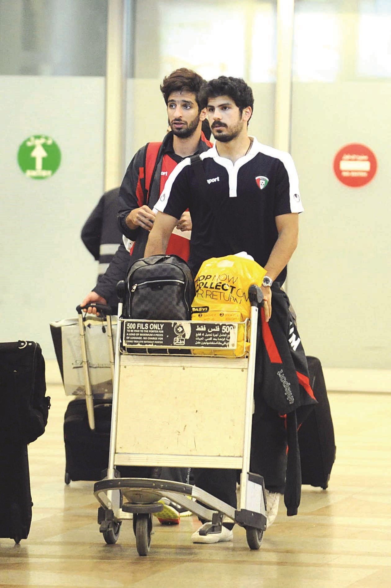 خالد إبراهيم وفهد الأنصاري يحملان حقائبهما