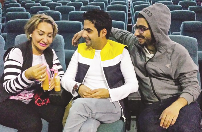 سحر حسين وعلي بدر يتحدثان إلى الزميل حمود العنزي