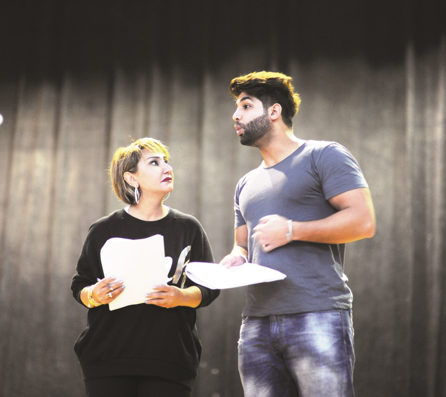 سحر ودشتي ومراجعة إحدى اللوحات