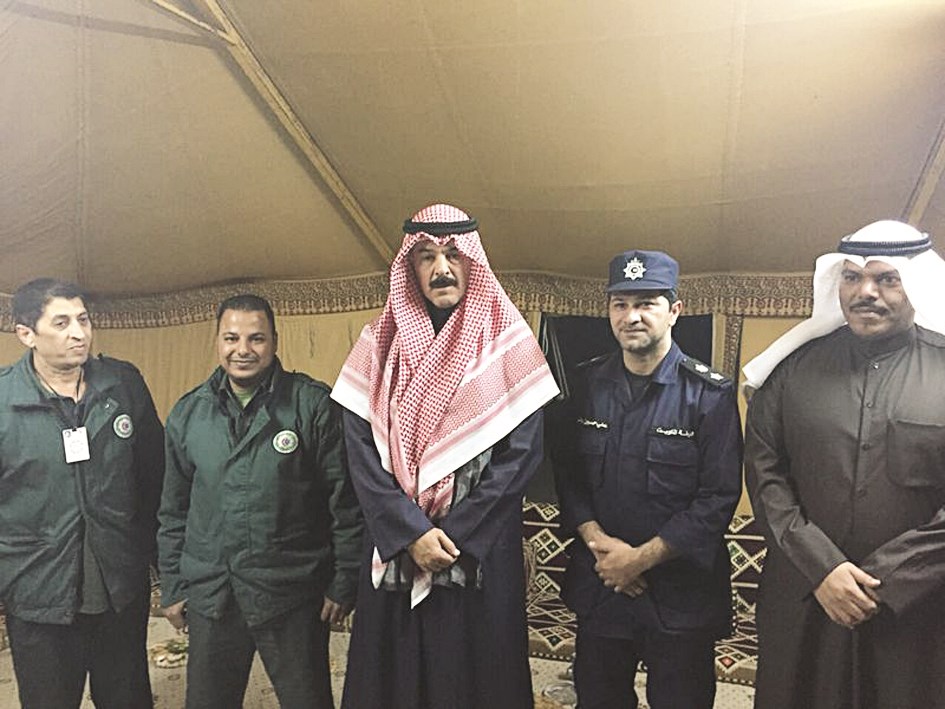 ... ومتوسطاً عدداً من رجال الأمن