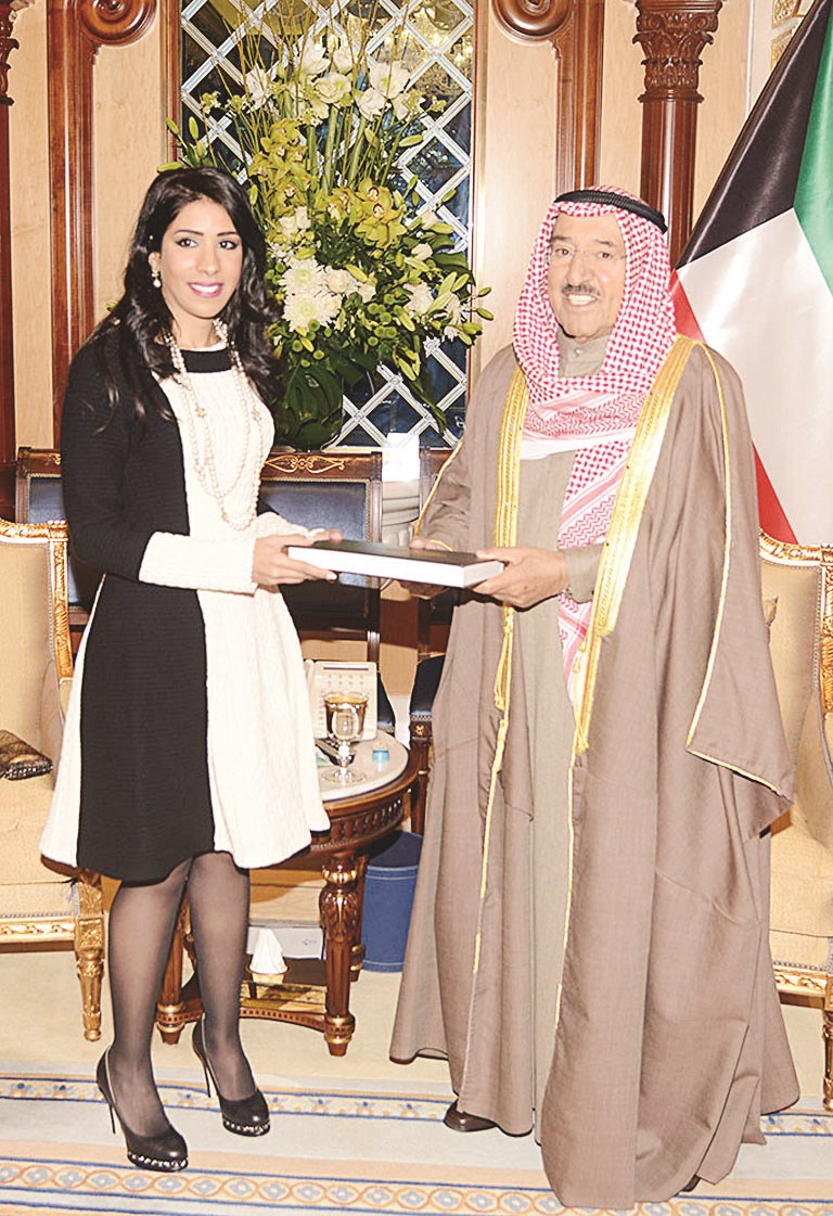 سموه متسلّماً رسالة نورة المشعان