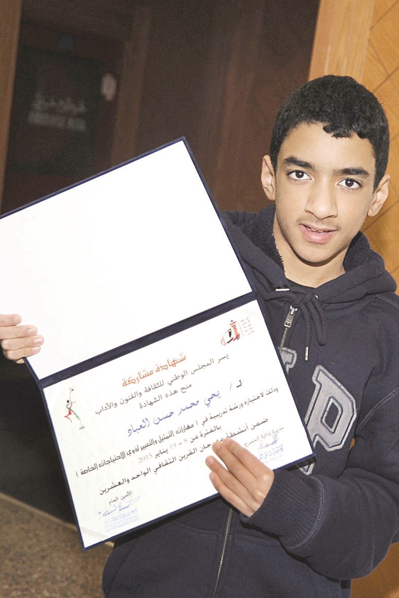 أحد الخريجين يحمل «شهادة ميلاد فني»