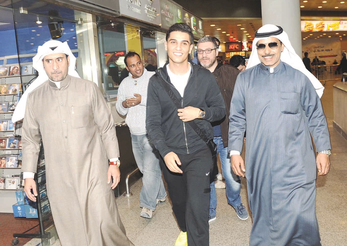 ... وعساف لدى وصوله مطار الكويت (تصوير جلال معوض)