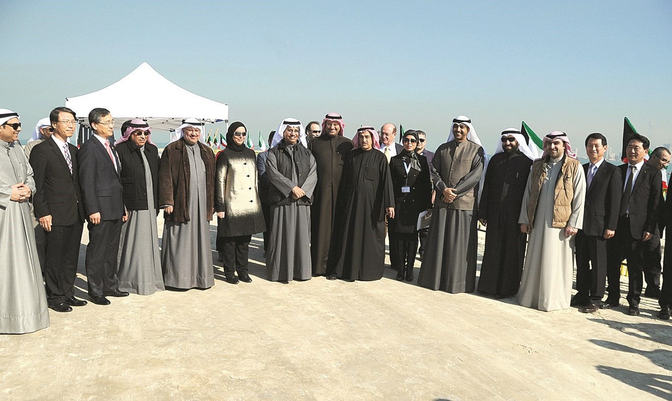 المبارك وعدد من الوزراء ومهندسو وفنيو المشروع في لقطة جامعة