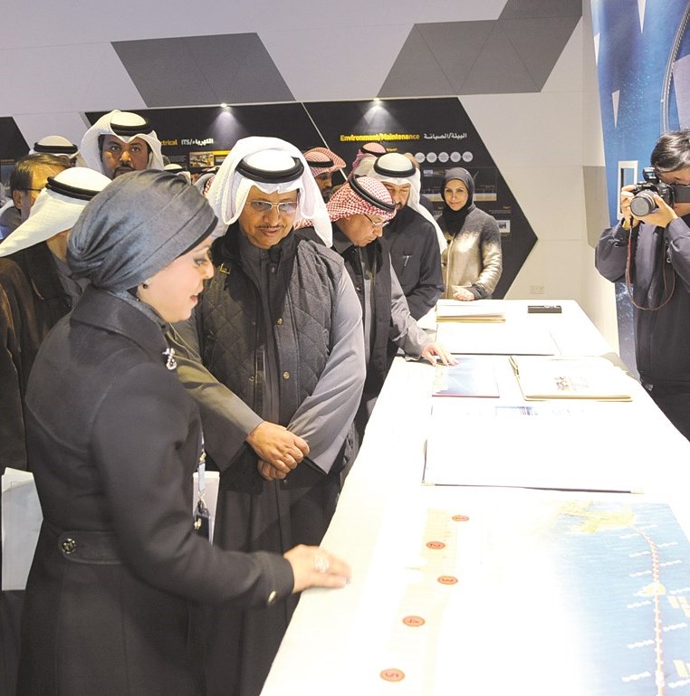 ... ويطلع على سير الأعمال