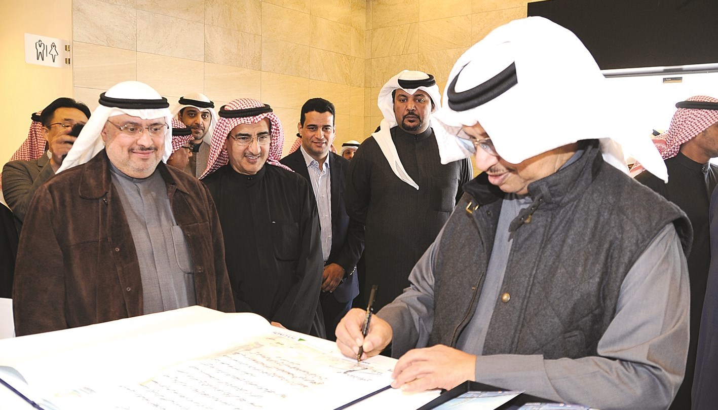 المبارك مدوّناً كلمة في سجل المشروع