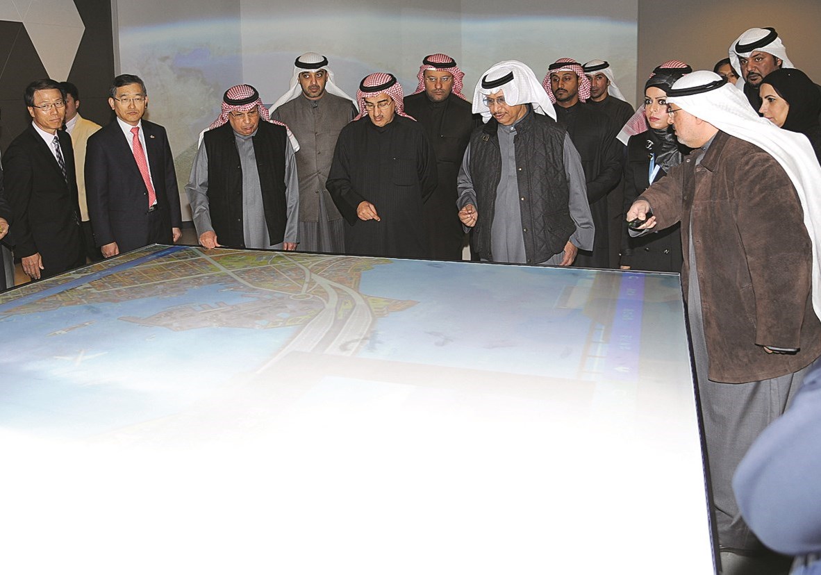 رئيس الوزراء مطلعاً على تصاميم الجسر