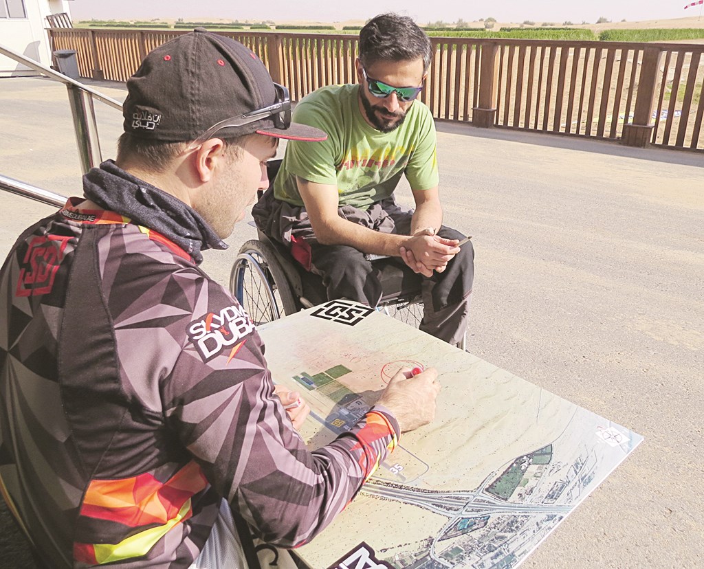 ... وخلال استماعه لشرح عن عملية القفز