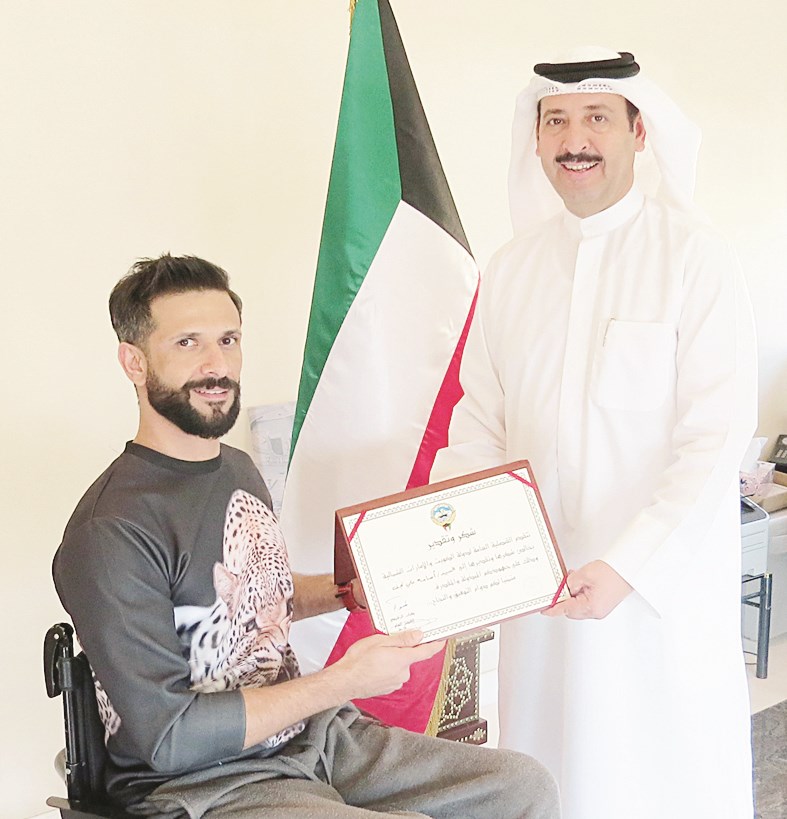 القنصل في دبي مكرّماً الرشيدي