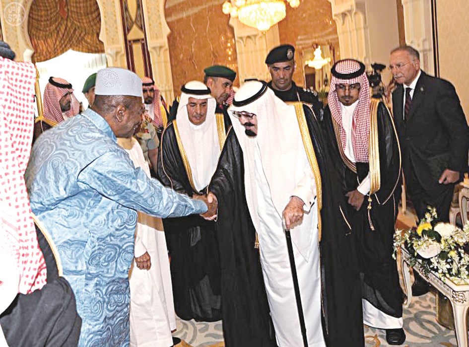 ... مستقبلا مسؤولين ديبلوماسيين في احدى المناسبات