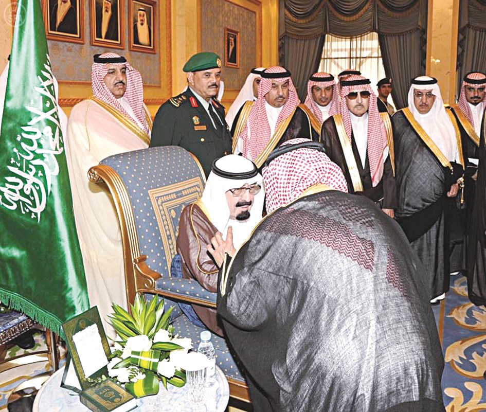 الراحل خلال تلقيه التهاني بالعودة من إحدى رحلات العلاج