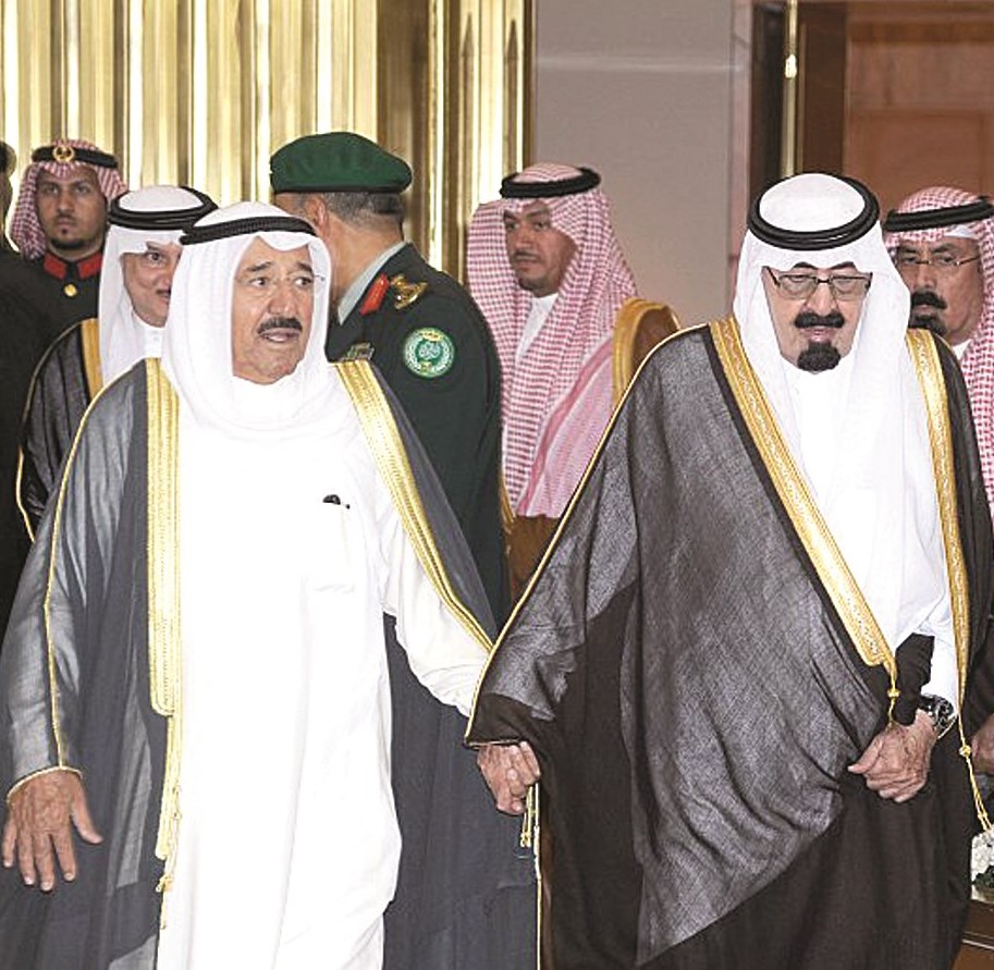 الراحل في صورة أرشيفية مع سمو الأمير الشيخ صباح الأحمد حفظه الله