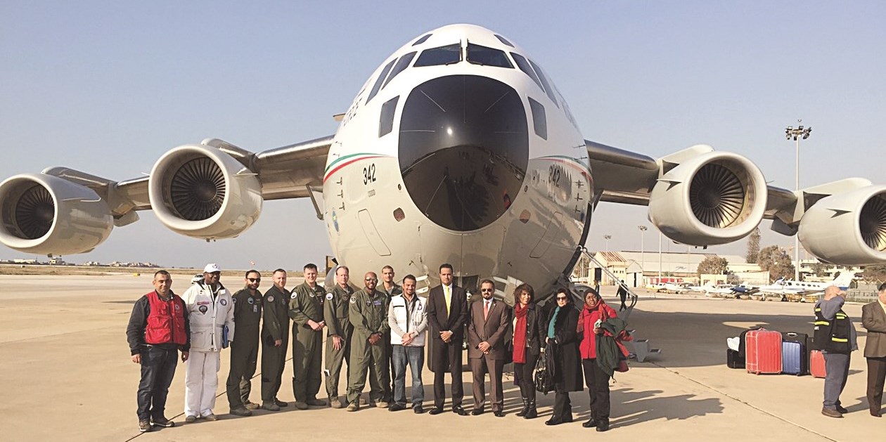 أعضاء "المبادرة الكويتية" أمام طائرة المساعدات