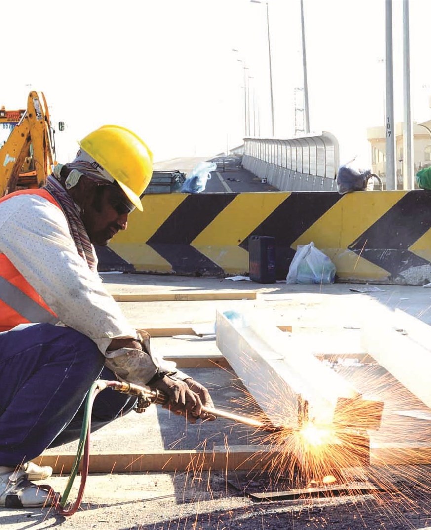 عامل يواصل إعداد العوازل لحجب المنازل القريبة من الجسر