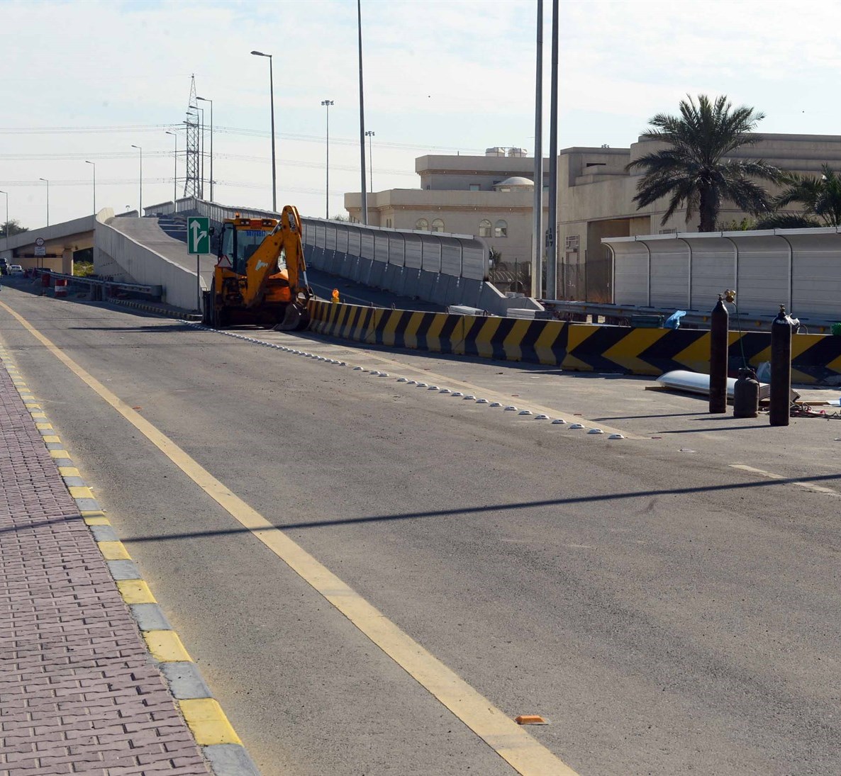 الجسر ينتظر الافتتاح (تصوير أسعد عبدالله)