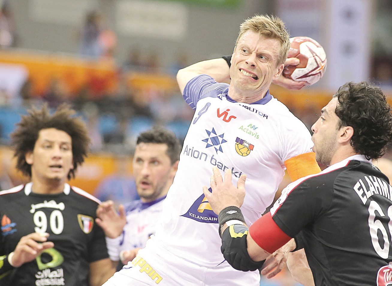 الأيسلندي فالار يصوّب بقوة أمام المنتخب المصري (أ ف ب)