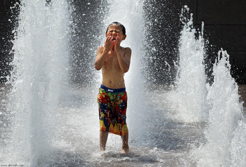 u0637u0641u0644 u0641u064a u0627u0644u0628u062du0631 u0647u0631u0648u0628u0627u064b u0645u0646 u0627u0631u062au0641u0627u0639 u062fu0631u062cu0627u062a u0627u0644u062du0631u0627u0631u0629