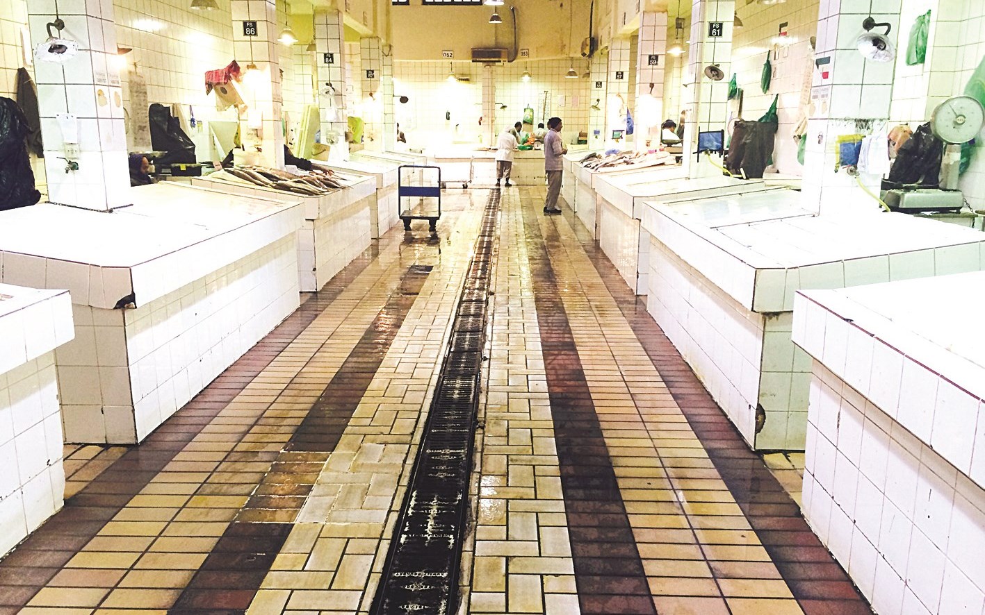 سوق المباركية أمس