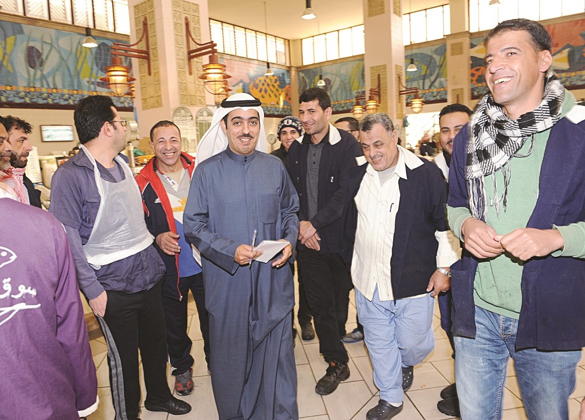 الباعة يتحدثون للزميل محمد صباح