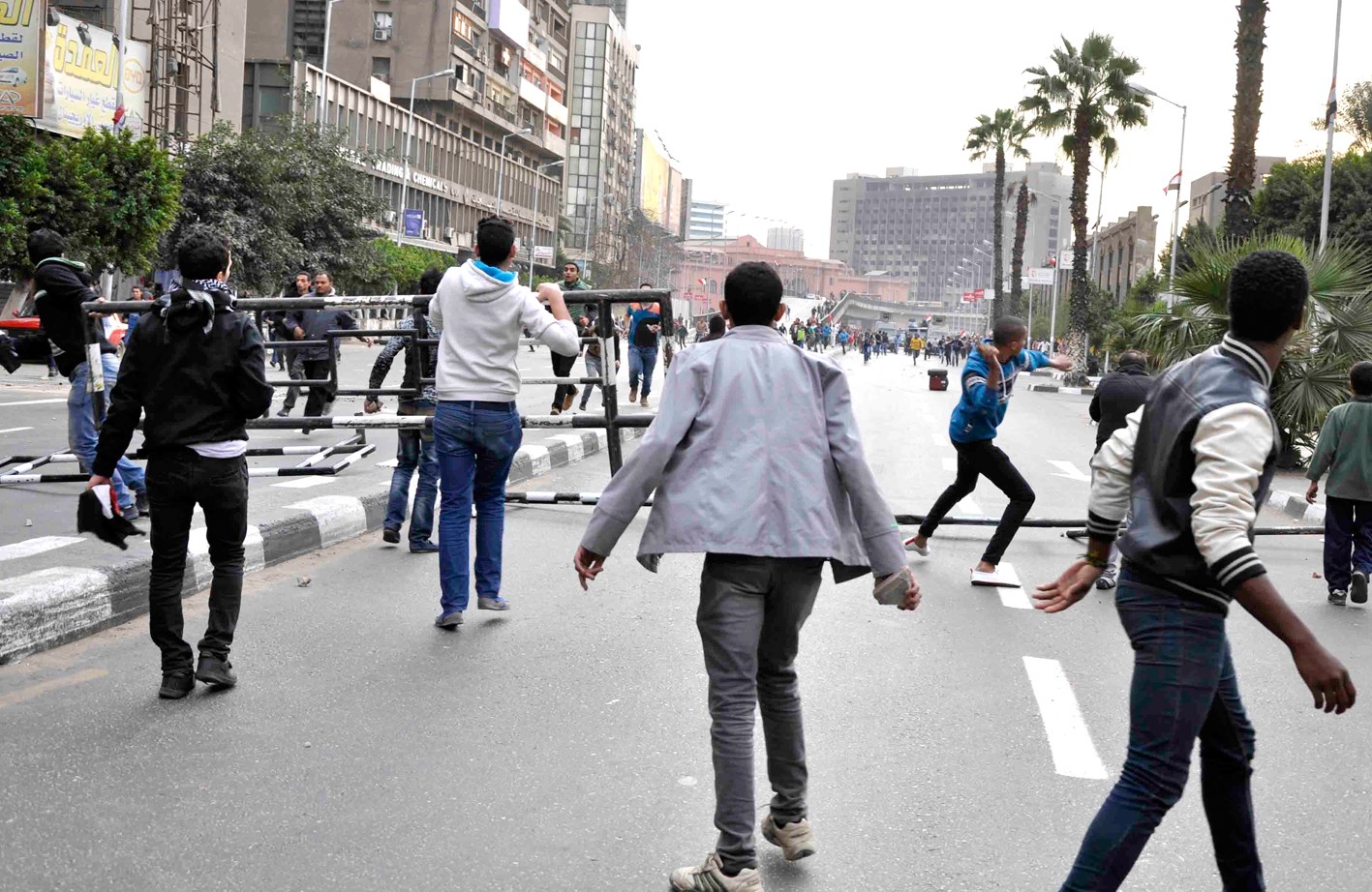 u0645u062au0638u0627u0647u0631u0648u0646 u064au0644u0642u0648u0646 u062du062cu0627u0631u0629 u0639u0644u0649 u0631u062cu0627u0644 u0627u0644u0623u0645u0646 u0641u064a u0627u0644u0642u0627u0647u0631u0629