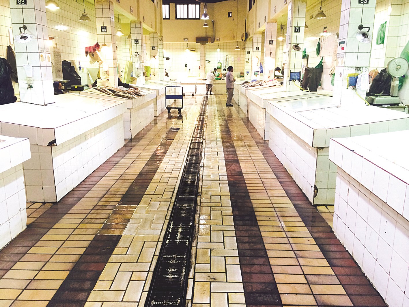 سوق المباركية أمس