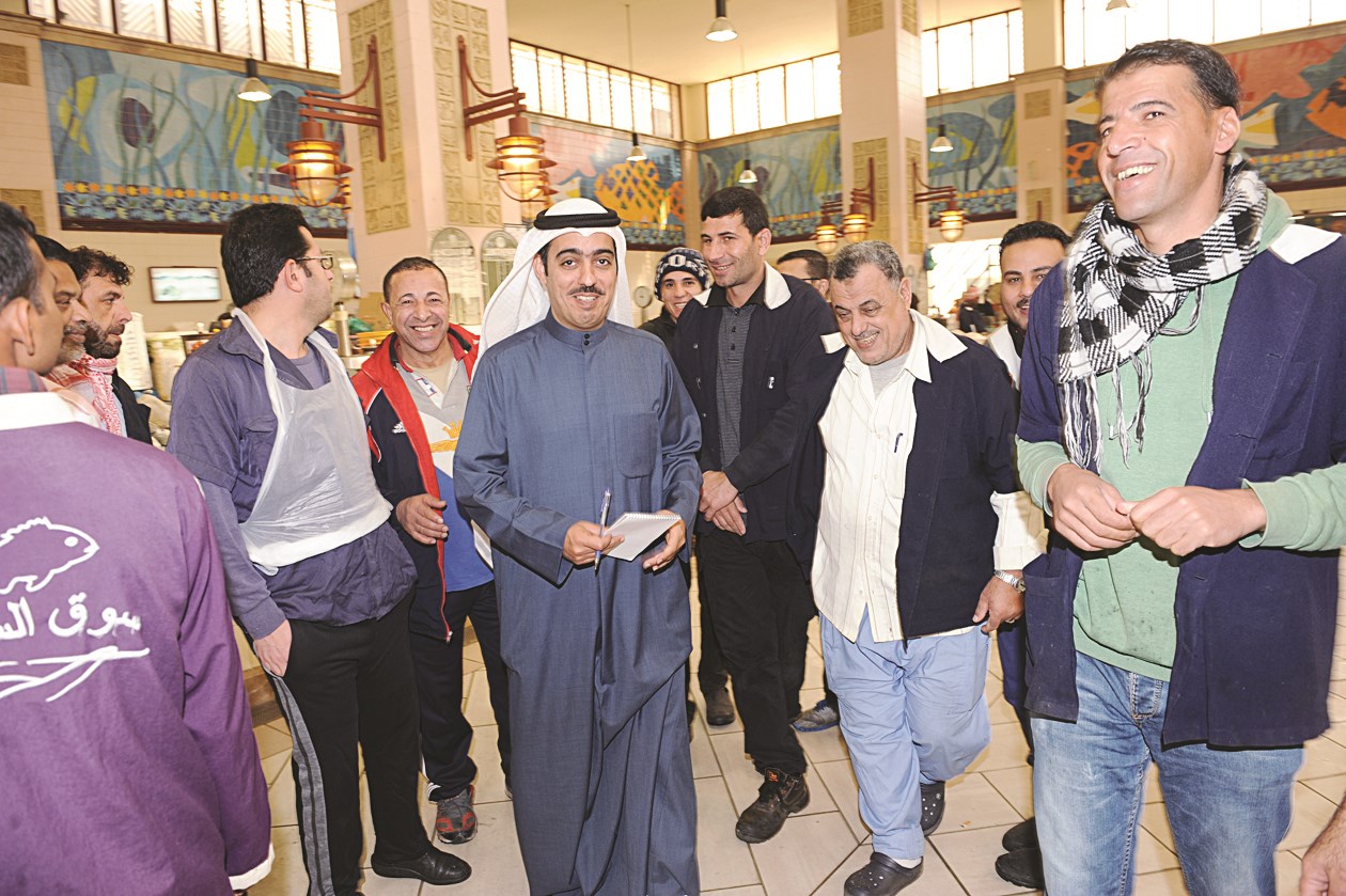 الباعة يتحدثون للزميل محمد صباح