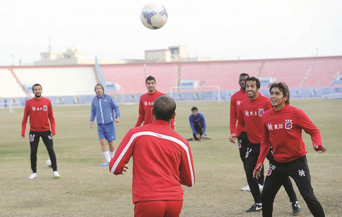 المحترف روجيريو وفهد عوض في تدريب الكويت أمس  (تصوير نايف العقلة)