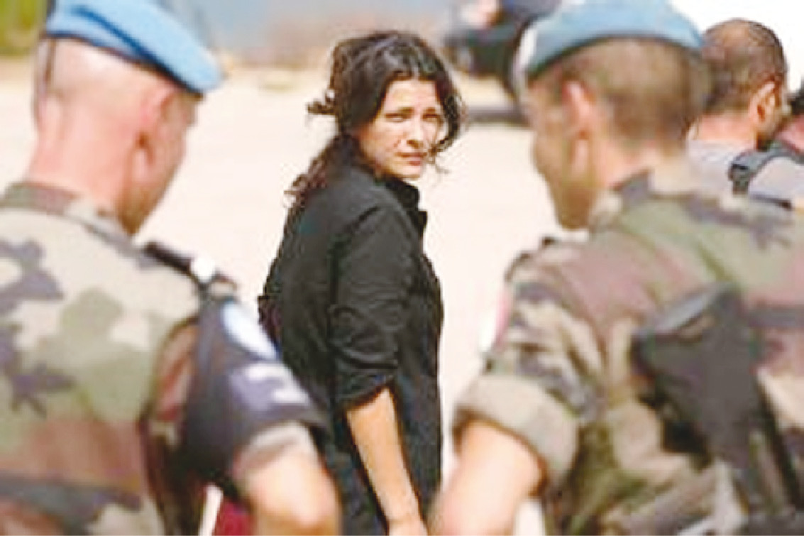 ندى أبو فرحات في مشهد من «تحت القصف»