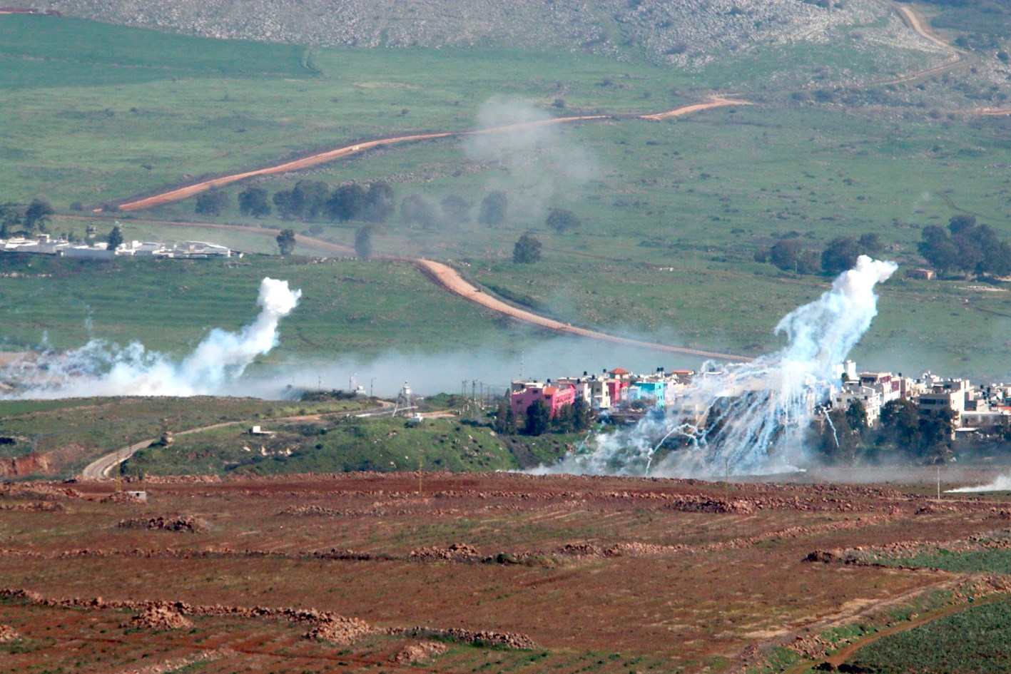 الدخان يتصاعد في مناطق لبنانية محاذية لمزارع شبعا بعد إطلاق اسرائيل قذائف عليها (أ ب)