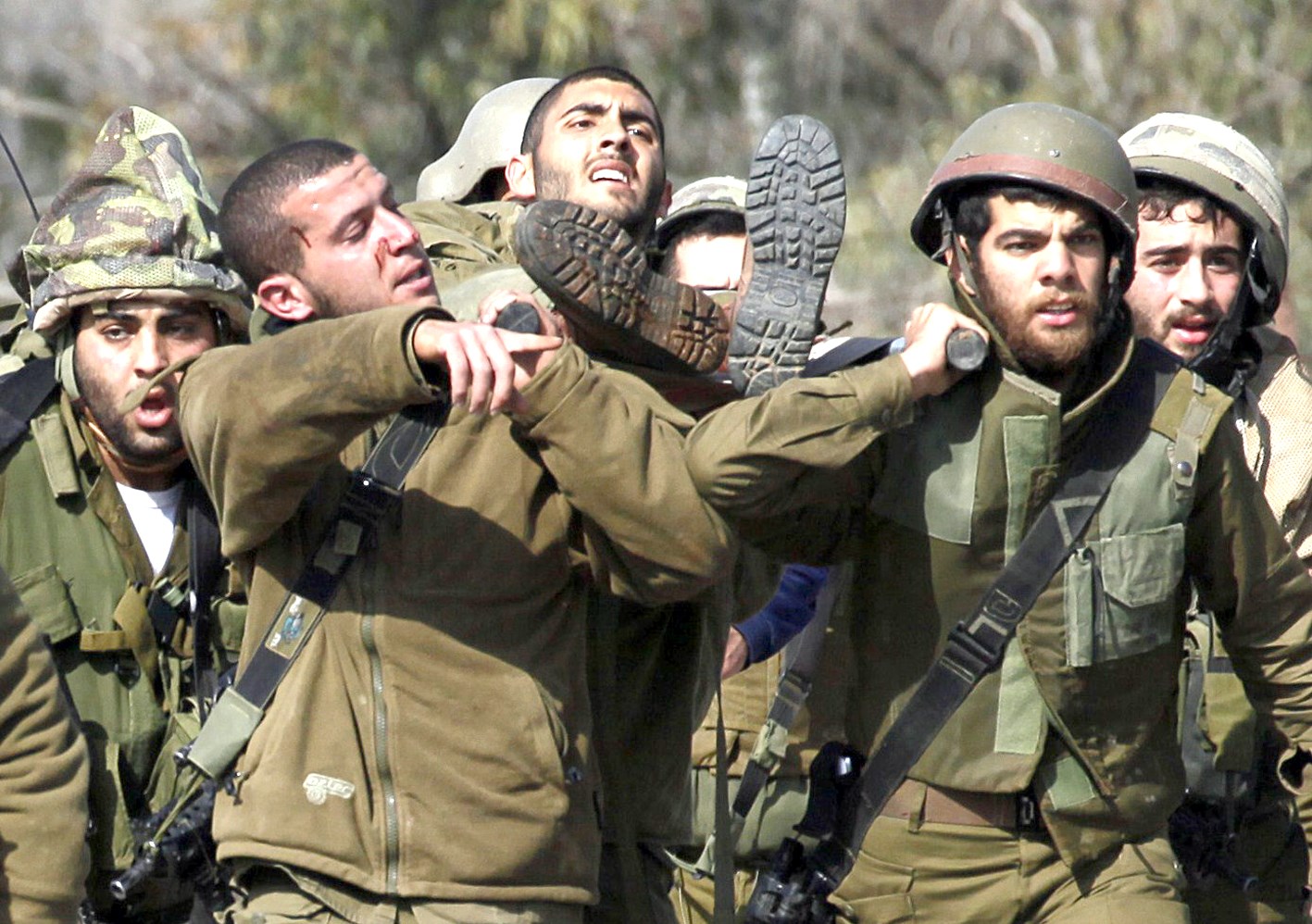 u062cu0646u0648u062f u0627u0633u0631u0627u0626u064au0644u064au0648u0646 u064au062du0645u0644u0648u0646 u0632u0645u064au0644u0627u064b u062cu0631u064au062du0627u064b u0644u0647u0645 u0623u0635u064au0628 u0641u064a u0647u062cu0648u0645 u00abu062du0632u0628 u0627u0644u0644u0647u00bb (u0623 u0641 u0628)