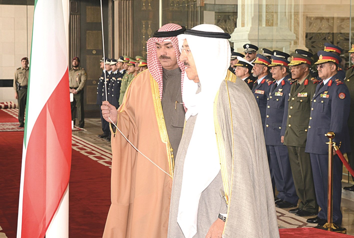 صاحب السمو لحظة رفع علم البلاد