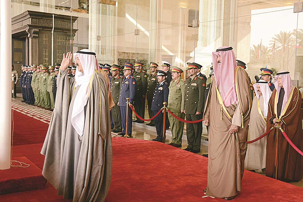 سموه وولي العهد أثناء عزف النشيد الوطني