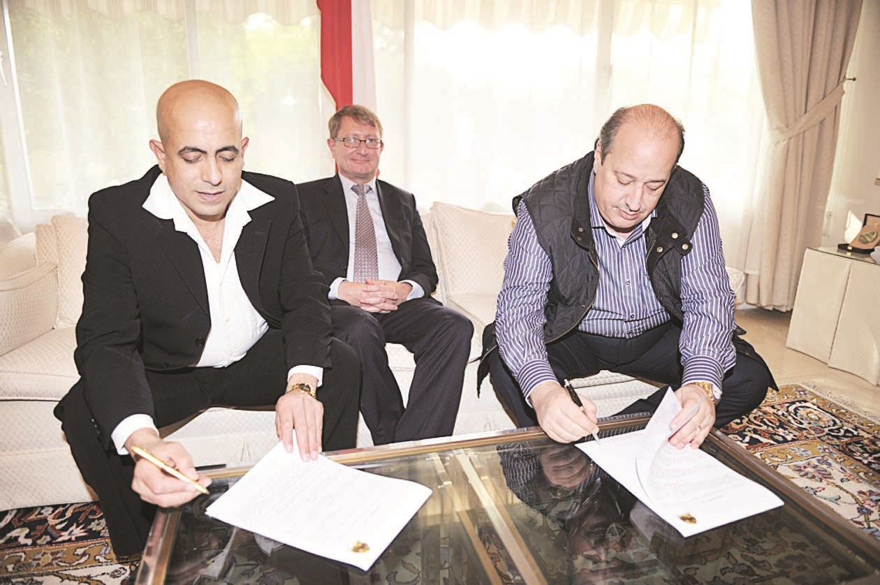 توقيع العقد بحضور السفير النمساوي