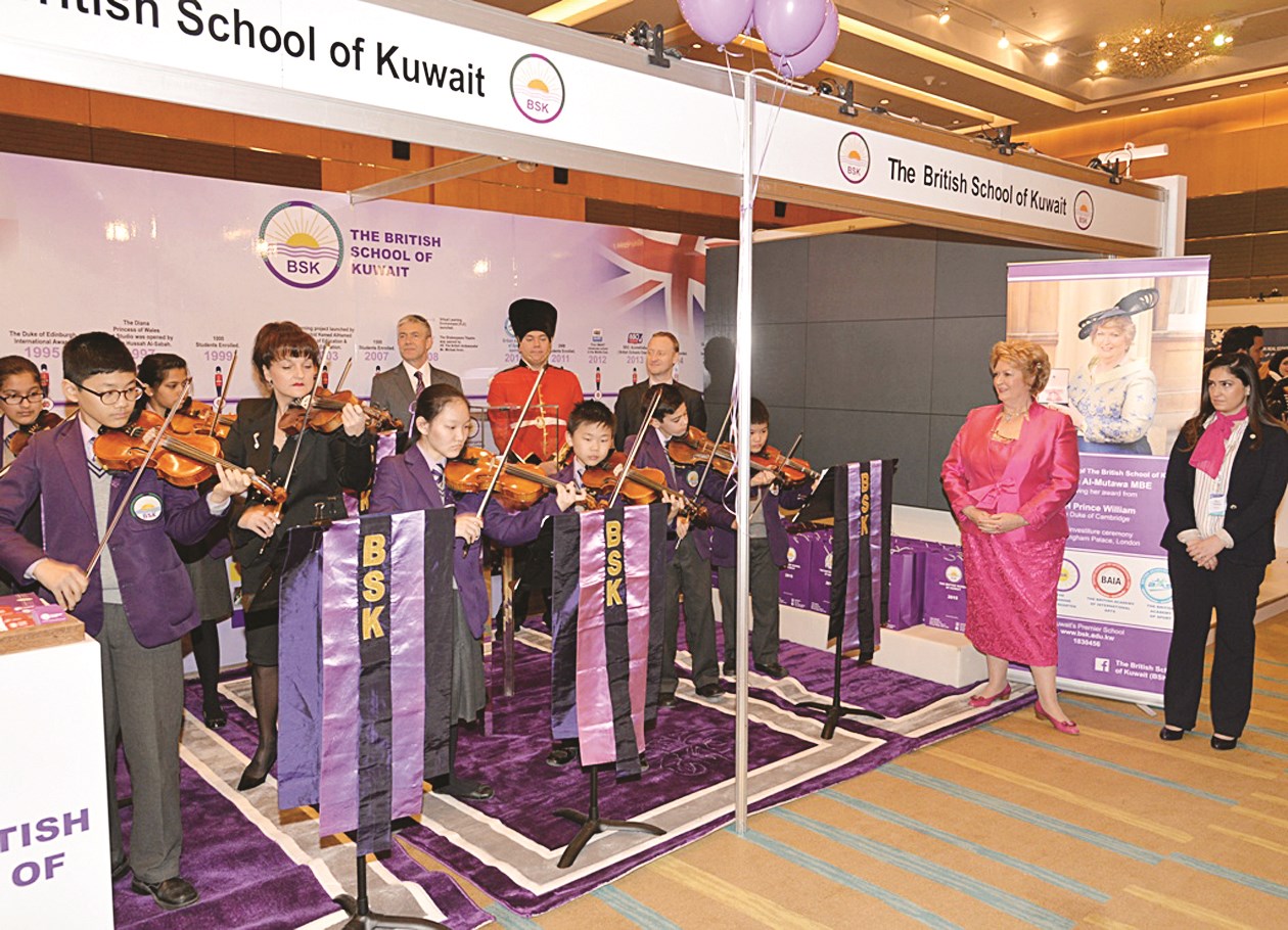 عزف الموسيقى في جناح المدرسة