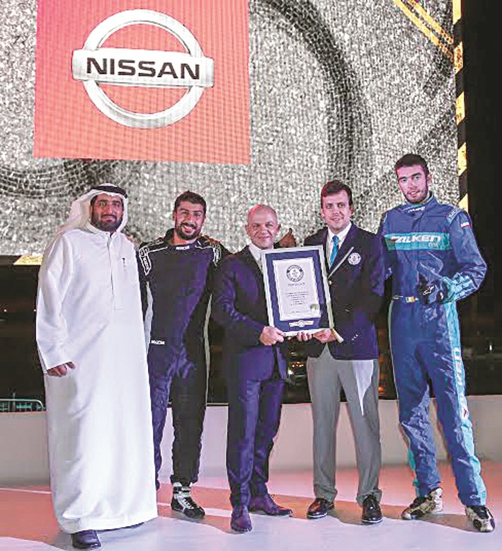 سائقا «نيسان» وإشارة النصر مع ممثلي موسوعة غينيس