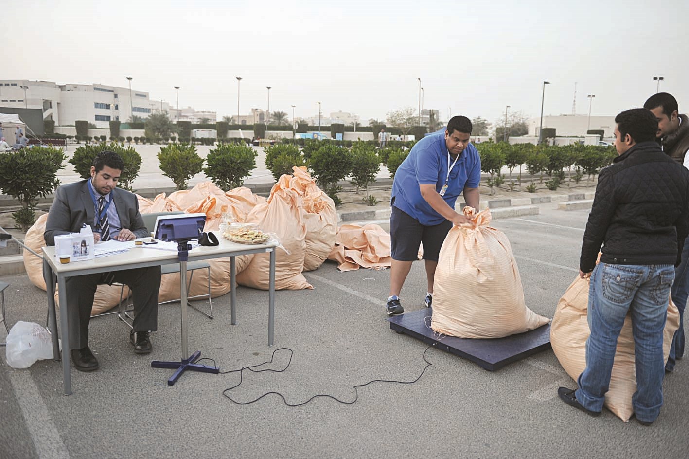 وضع التبرعات في أكياس استعداداً لإرسالها إلى اللاجئين