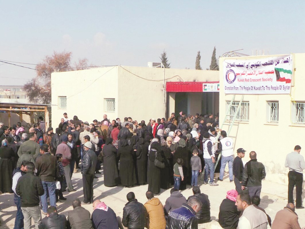 u0645u062au0637u0648u0639u0648 u00abu0627u0644u0647u0644u0627u0644 u0627u0644u0623u062du0645u0631u00bb u064au0648u0627u0635u0644u0648u0646 u062au0642u062fu064au0645 u0627u0644u0639u0648u0646 u0644u0644u0627u062cu0626u064au0646 u0627u0644u0633u0648u0631u064au064au0646