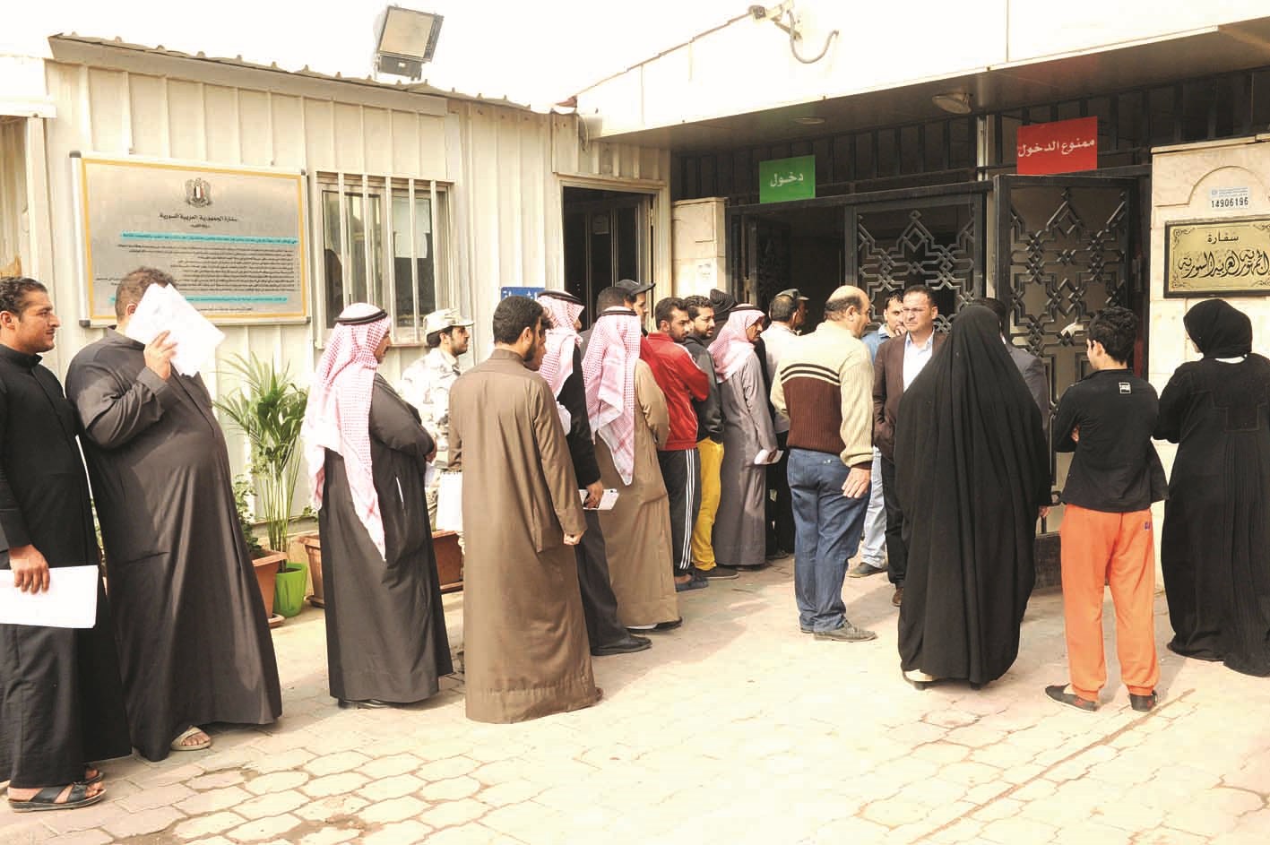 طابور المراجعين (تصوير طارق عز الدين)