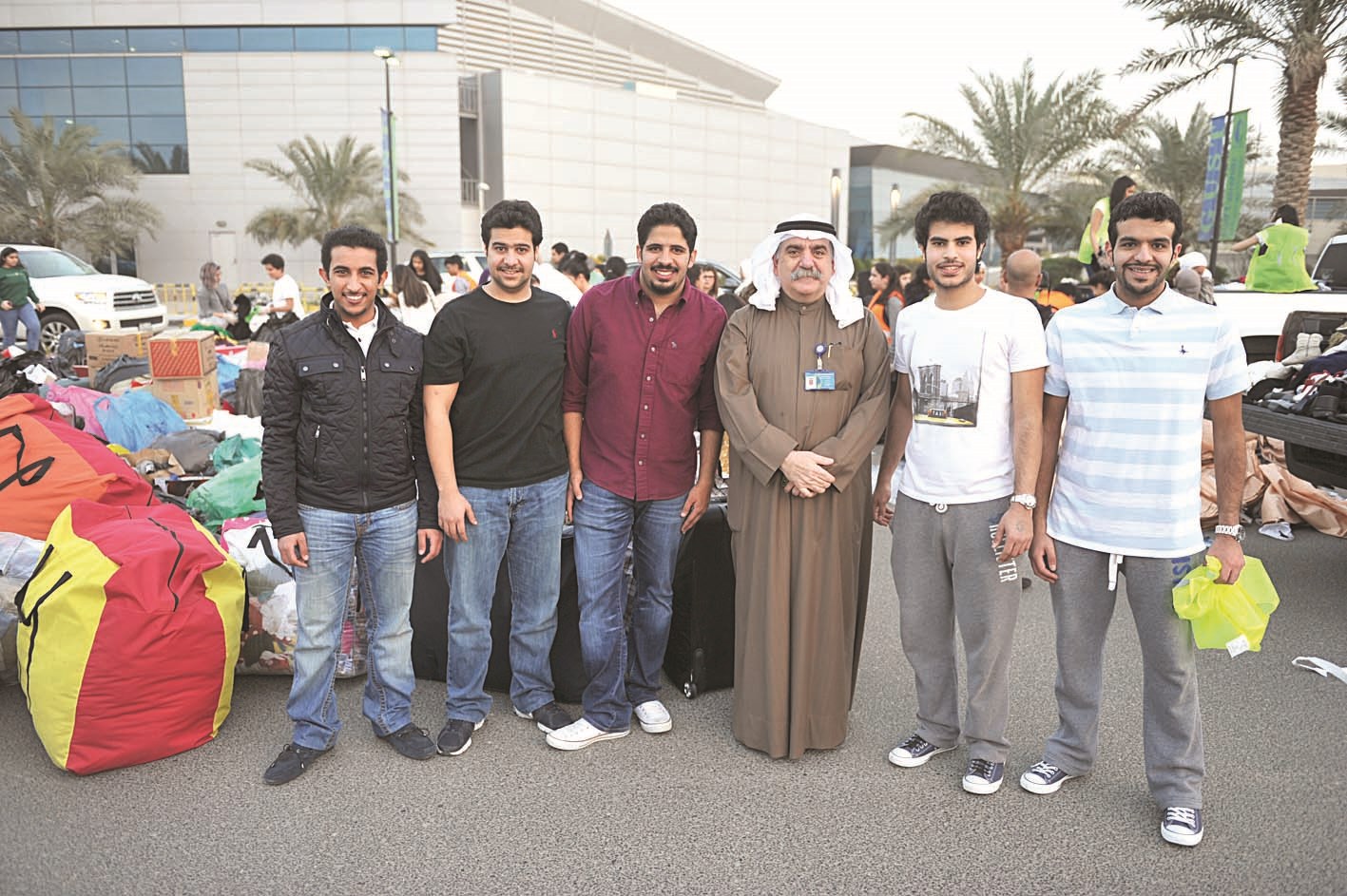 صباح القدومي متوسطاً مجموعة من الطلبة المشاركين في الحملة