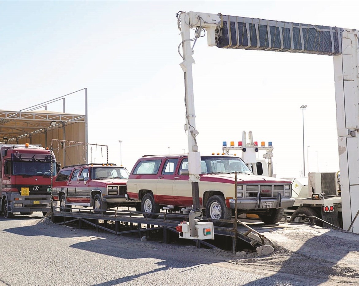 مركبات تخضع لجهاز الفحص قبل خروجها من المنفذ